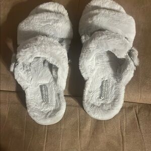 Koolaburra Gray Plush Slippers Open-Toe Design